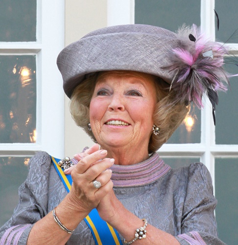 21-09-2010 The Hague Prinsjesdag  Queen Beatrix wave at the balcony of Palace Noordeinde in The Hague.  (c) PPE/v.d Werf PPE-Agency/Edwin Veloo  www.ppe-agency.com  Anemonenweg 52  2241 XM Wassenaar  M. 06-43497725 F 084-7384869  info@ppe-agency.com  If you have any questions please call or e-mail us with your inquiries